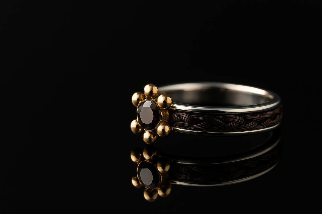 Ein Fingerring aus echtem Gold mit Pferdehaar