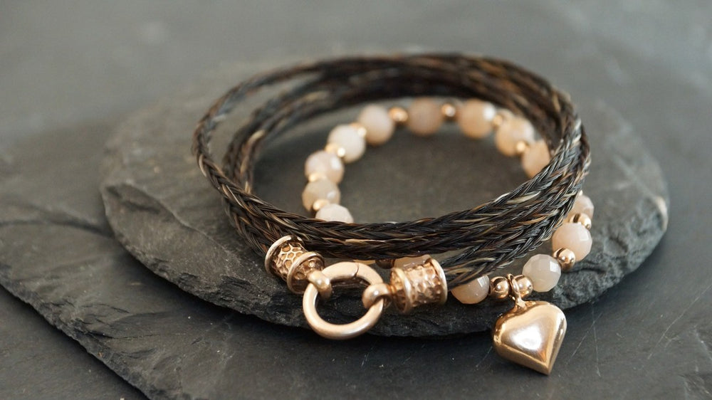 Titel: Exquisites Steinbesetztes Armband aus Rosequarz mit Rosegoldenen Herzanhäng