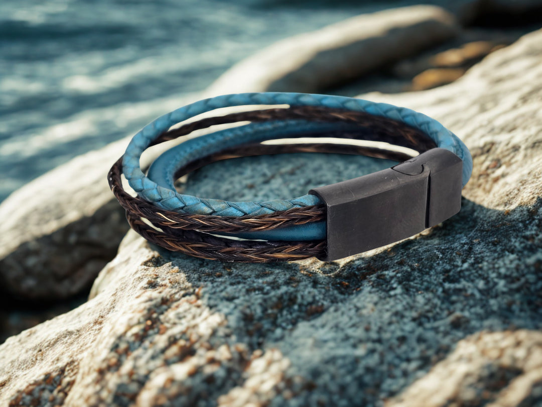 Türkises Lederarmband mit Pferdehaar und Edelstahl Magnetverschluss