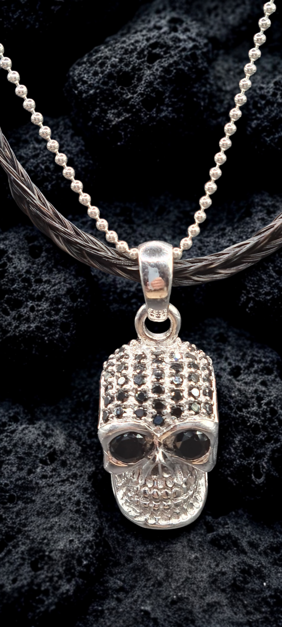 Stark im Look, einzigartig im Stil – die Totenkopf-Halskette aus Pferdehaar.