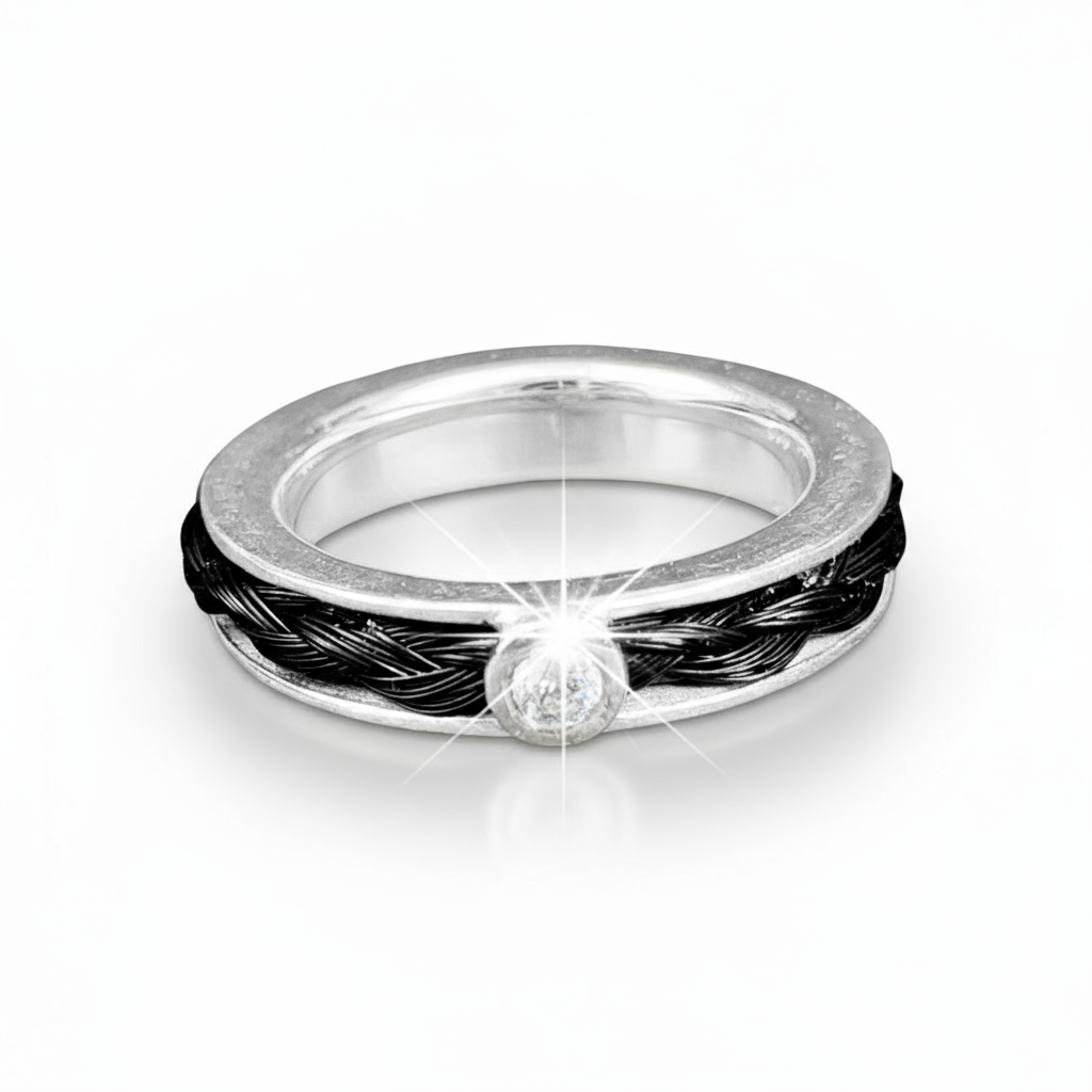 Handgefertigt aus echtem Pferdehaar
Sterling Silber 925 höchste Qualität
Funkelnde Zirkonia-Steine als Akzent
Schweizer Goldschmiedekunst
Lebenslange Erinnerung an Ihr Pferd