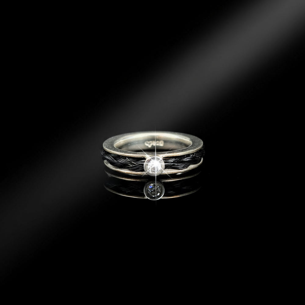 Handgefertigt aus echtem Pferdehaar
Sterling Silber 925 höchste Qualität
Funkelnde Zirkonia-Steine als Akzent
Schweizer Goldschmiedekunst
Lebenslange Erinnerung an Ihr Pferd