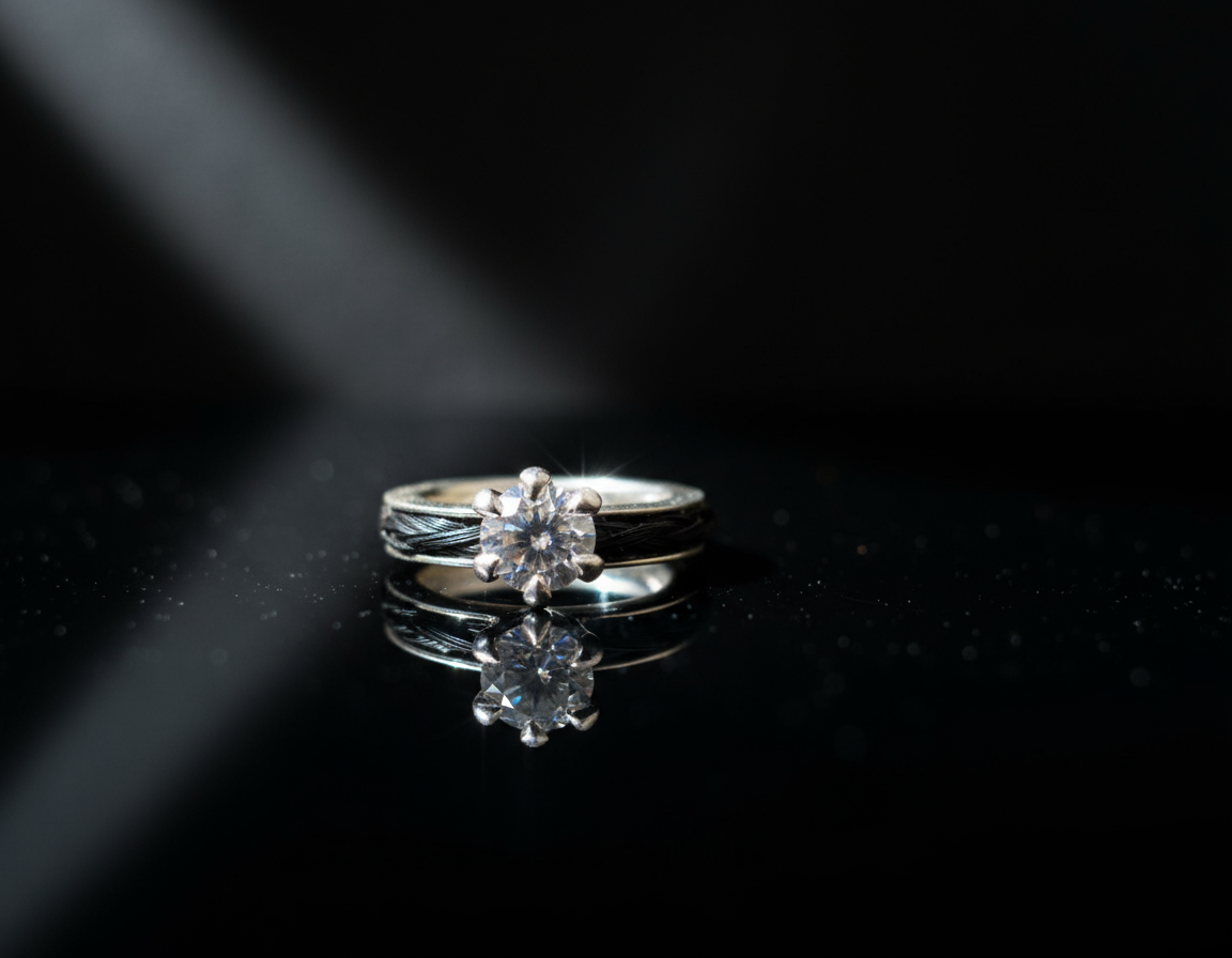 Fingerring aus Schweifhaar vom eigenen Pferd - Pferdehaarschmuck - Ring mit Pferdehaar und Bergkristallkrone- Cavallin Schweiz