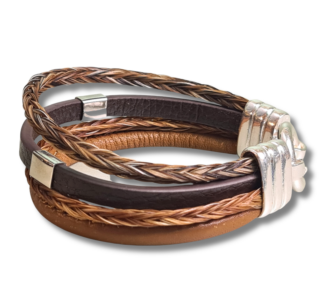 Die Men-Kollektion beeindruckt mit angesagten Motiven und männlichen Materialien, zum Beispiel geschwärztem 925er Sterlingsilber in Kombination mit Leder. Durch die etwas grober geflochtenen Pferdehaarstränge wirken die Accessoires maskulin und doch sehr stilvoll. Ob Endkappen in Form von Löwe, Schlange, Adler oder Drachen – viele dieser Motive sind längst zu Bestsellern bei CAVALLIN geworden. Überzeuge Dich selbst von unseren Unikaten und schau Dich in der Gallerie um.