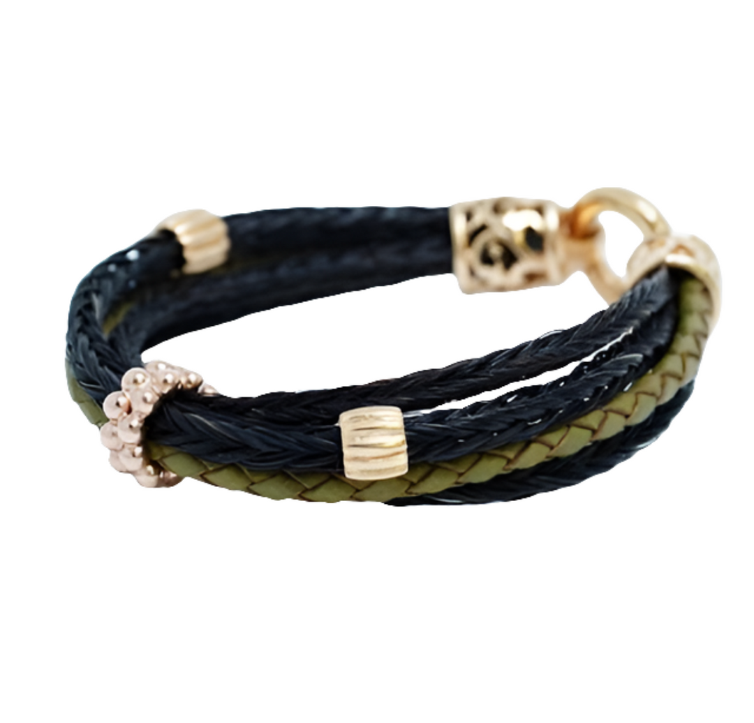 Pferdehaararmband mit schwarzem Pferdehaar und grünem Leder und gelbgpld vergoldeten Endkappen 
