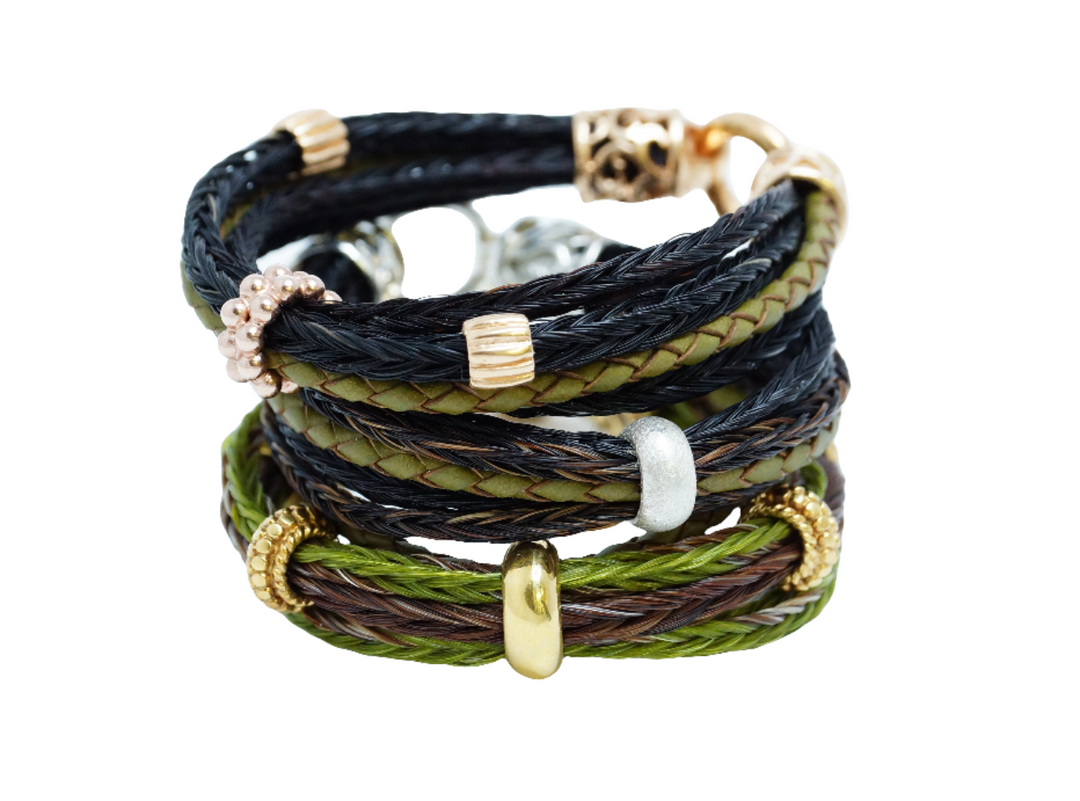 Pferdehaararmband mit schwarzem Pferdehaar und grünem Leder und gelbgpld vergoldeten Endkappen 