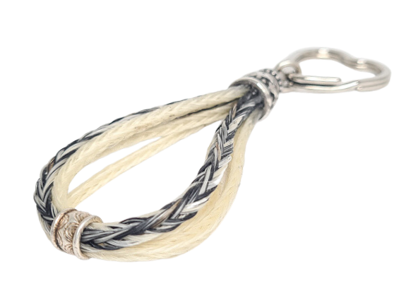 Schlüsselanhänger aus  vier geflochtenen Pferdehaarsträngen
