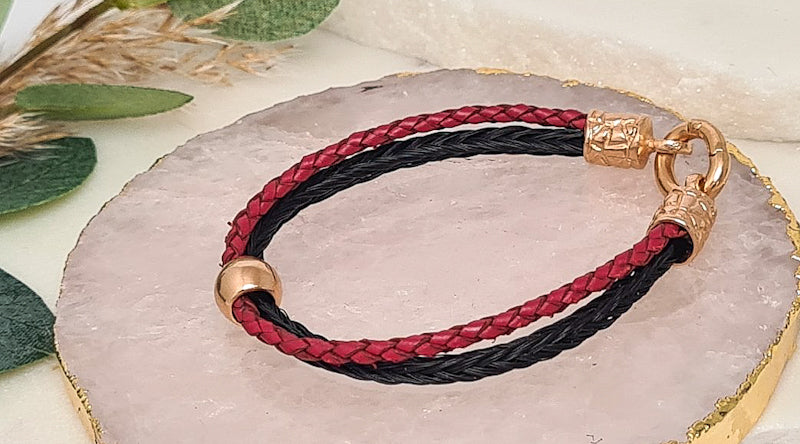 Schmuck aus Pferdehaar und Roségold vergoldeten Endkappen mit Leder. Cavallin 