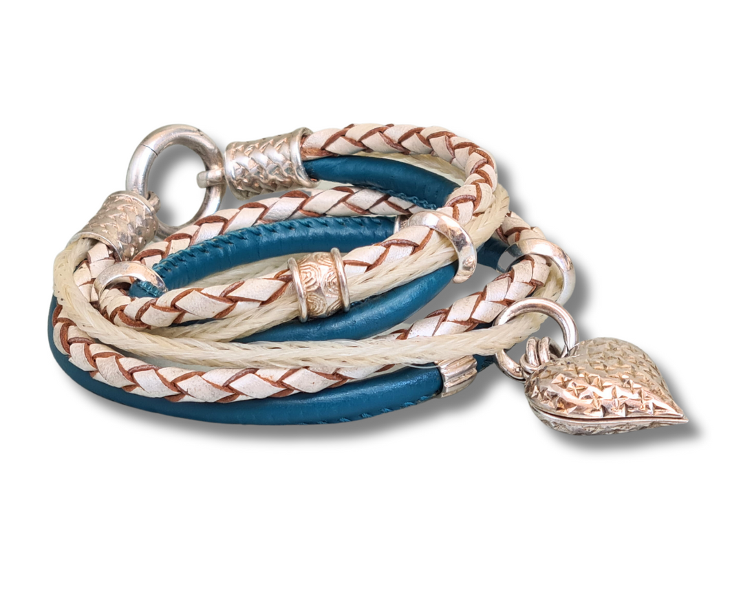 Wickelarmband mit Pferdehaar - Blau/Weiss mit Herz-Charm