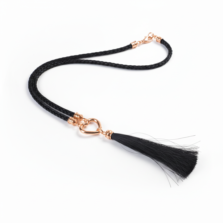 Halskette mit schwarzem Rosshaar, Roségold und kurzer Quaste