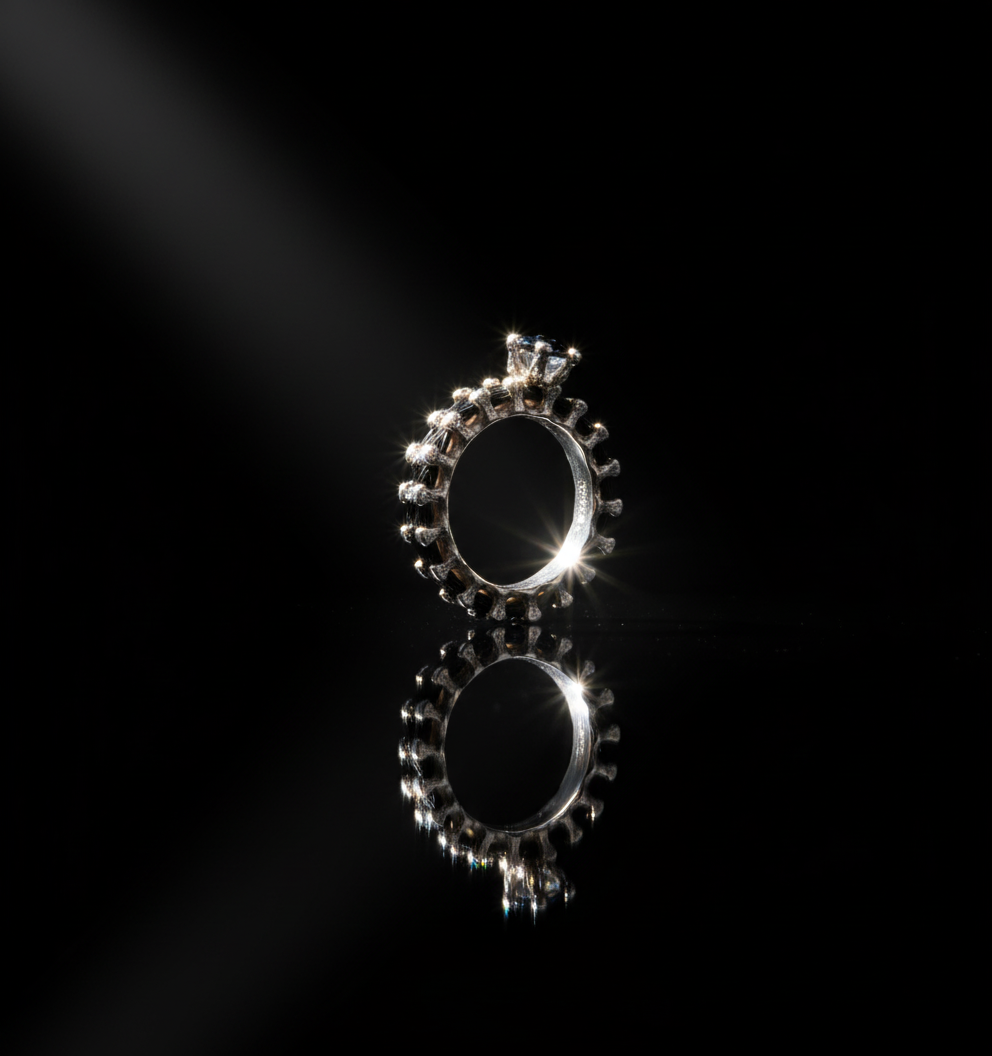 Hero-Banner mit prächtigem Kronenring auf schwarzem Hintergrund