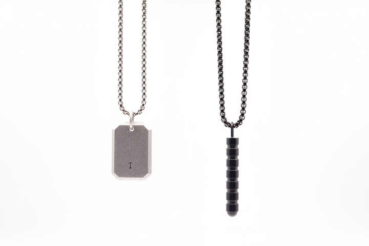 Herren Stahlketten Dog Tag & Patronenhülse – weisser Hintergrund