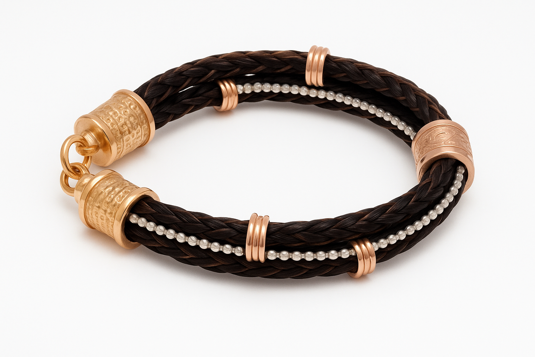 Mehrstrangiges Pferdehaararmband mit roségold vergoldetem Pferdekopf-Klickverschluss, Ledersträngen in Perlmutt und Weinrot, und kupferbedampften Hämatit-Perlen"