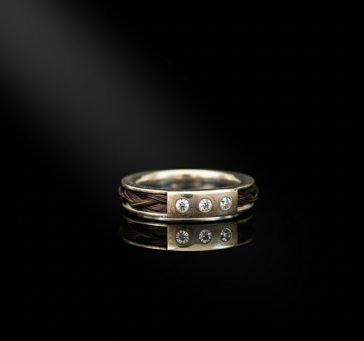 Ring mit Spiegelung auf schwarzem Hintergrund