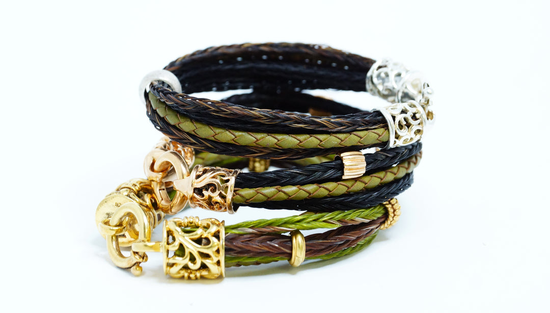 Pferdehaararmband mit schwarzem Pferdehaar und grünem Leder und gelbgpld vergoldeten Endkappen 