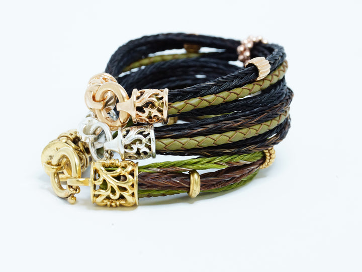 Pferdehaararmband mit schwarzem Pferdehaar und grünem Leder und gelbgpld vergoldeten Endkappen 