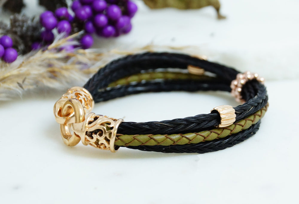 Pferdehaararmband mit schwarzem Pferdehaar und grünem Leder und gelbgpld vergoldeten Endkappen 
