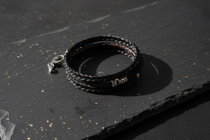 Wickelarmband auf Schiefer