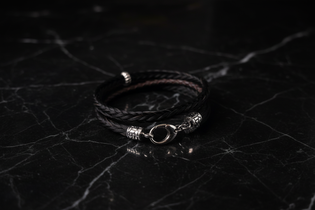 Wickelarmband auf schwarzem Marmor
