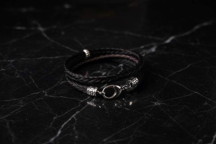 Wickelarmband auf schwarzem Marmor